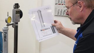 Mit Granitplatte und Höhenmesser kontrolliert Michael Eckert eine Karosserieaufnahme für einen Touran anhand eines selbst erstellten Maßblattes. (Holz)