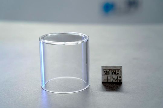 Dieses Arrangement aus Glas und Maßstab steht dafür, dass man es am Laser Zentrum Hannover geschafft hat, sichere Glasbehälter für die Aufbewahrung von Gefahrstoffen per Laser zu schweißen. Hier mehr zu den Vorteiilen für die Kreislaufwirtschaft ...(Bild:  LZH)