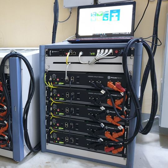 Sichern die Stromversorgung im St.-Walburg-Hospital: Lithium-Polymer-Akkus des Typs PylonTech US2000. Sichern die Stromversorgung im St.-Walburg-Hospital: Lithium-Polymer-Akkus des Typs PylonTech US2000.