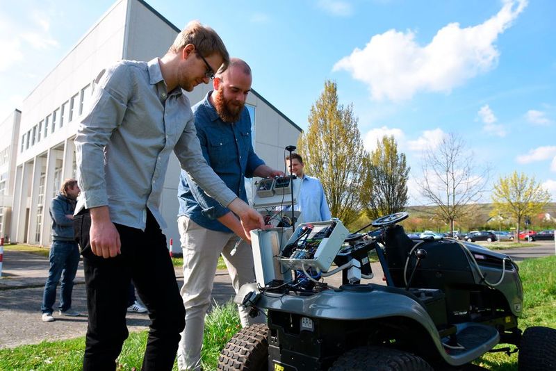 Als Grundlage diente ein herkömmlicher Rasentraktor. Statt eines Fahrers sind Schaltkästen, Batterien, Kabel, Sensoren und eine Antriebskette verbaut. (Bild: TH Bingen)