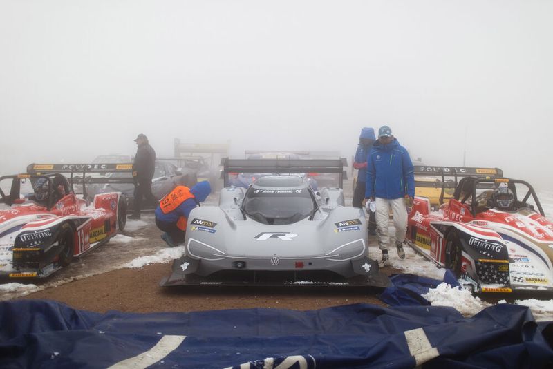 Der rund 680 PS starke Sportwagen-Prototyp hat bei der 96. Auflage des legendären Pikes Peak Bergrennens mit Romain Dumas (F) am Steuer einen neuen Zeitrekord für Elektroautos aufgestellt. (Volkswagen Motorsport)