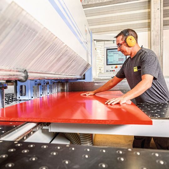 Im Geschäftsbereich Kunststoff-Halbzeuge steht von der Amsler & Frey AG ab sofort ein innovativer Webshop zur Verfügung. Mit dieser Neuerung ergänzt das Unternehmen ihr digitales Angebot, welches mit der Plattformlösung für 3D-Druckteile vor zwei Jahren begonnen hat.(Bild:  www.peterruggle.ch)