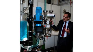 Bei einem Rundgang erläuterte Frank Bungartz an einem Vorführstand die Besonderheiten der Spezialkreiselpumpe V-AN (Bild: Regine Brühl)