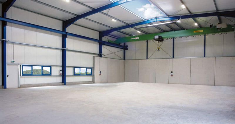 Die neue Halle verdoppelt die Produktionskapazität und ermöglicht das Umsetzen von Aufträgen mit besonderer Geheimhaltung. (Archiv: Vogel Business Media)