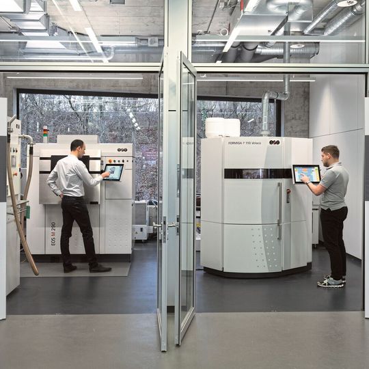 Im hochmodernen Showroom von Urma sind 3D-Drucker, Nachbearbeitungsmaschinen, CNC-Maschinen sowie Peripheriegeräte und 3D-Bauteile ausgestellt.(Bild:  Urma AG)