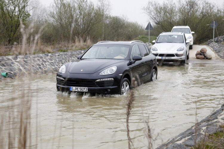 Und auch die Fahrt durchs Wasser meisterten die Cayenne problemlos. (Foto: Andreas Tillmanns/ Ferchau)