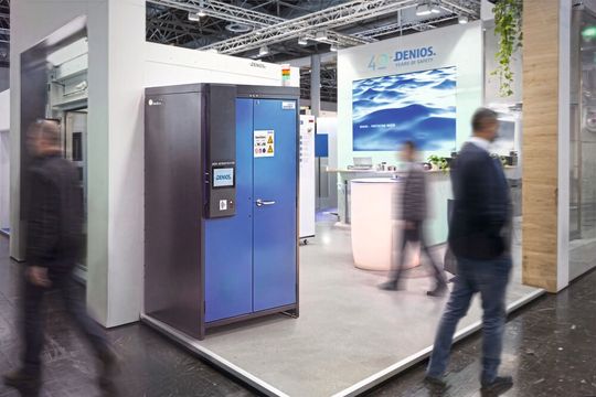Der Ablauf ist einfach: Ein Mitarbeitender entnimmt ein Gefahrstoffgebinde aus dem Schrank und stellt es später wieder zurück. Sobald die Schranktüren geschlossen werden, erfasst das System den aktuellen Inhalt automatisch per RFID-Technik. (Bild:  Denios)