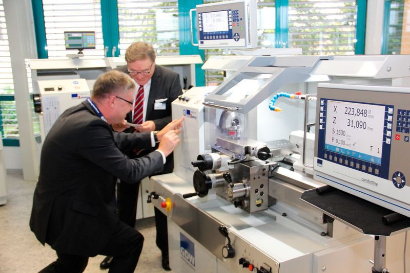 GDW bietet seinen Kunden nun die größtmögliche Sicherheit, undzwar bei der vollständigen Maschinenreihe - von der Einsteigermaschine bis zum Highend-Modell. Dazu hat sich GDW der Prüfung des TÜV Süd unterzogen. Weil die Maschinen die Prüfung bestanden haben, wurden sie von Hans Ort und Dr. Detlev Richter, Vizepräseident, Leiter Industrial Products TÜV Süd Product Service mit dem TÜV-Siegel versehen. (Sonnenberg)