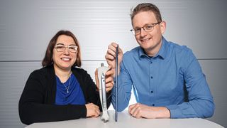 Die Formgedächtnistechnologie, die zuerst für Implantatplatten (Prototyp links) entwickelt wurde, soll jetzt auch in Marknägeln (rechts) die Heilung von Knochenbrüchen überwachen und fördern. Die Nachwuchswissenschaftler Susanne-Marie Kirsch (l.) und Felix Welsch forschen mit an den smarten Implantaten.  (Bild: Oliver Dietze)