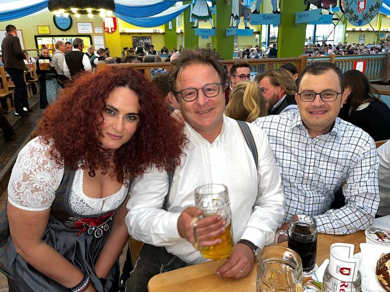 Besa, IT-BUSINESS, mit Anton Porok und Ahmed El Sabbagh, RSA, der heute Wiesn Premiere hat. (Bild: Vogel IT-Medien GmbH)