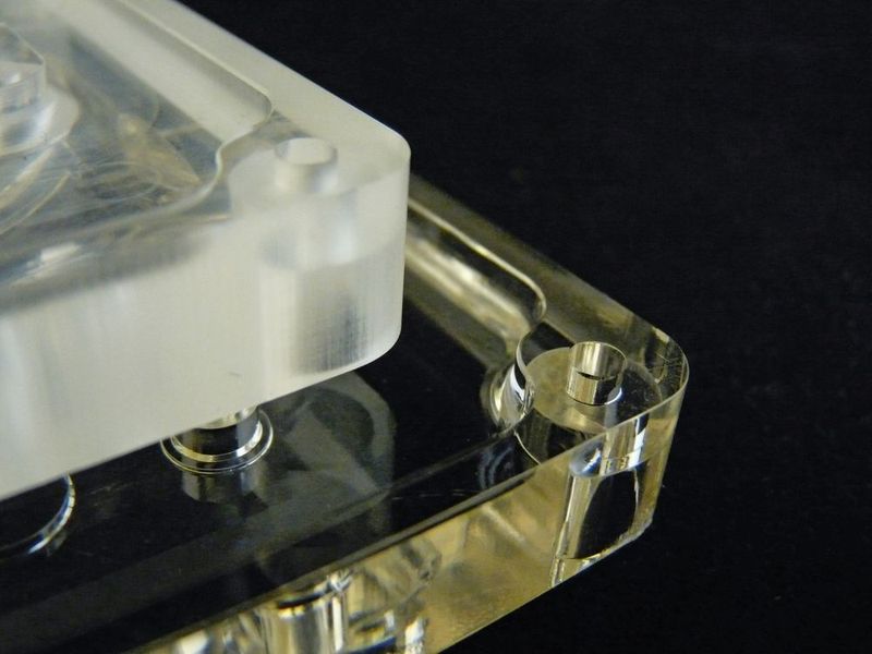 Bauteile aus PMMA lassen sich mit TEM nicht nur entgraten, sondern auch thermisch polieren. Trübe Bereiche, die beispielsweise durch eine spanende Bearbeitung entstanden sind, werden dadurch wieder durchsichtig. (ATL Anlagentechnik Luhden GmbH)