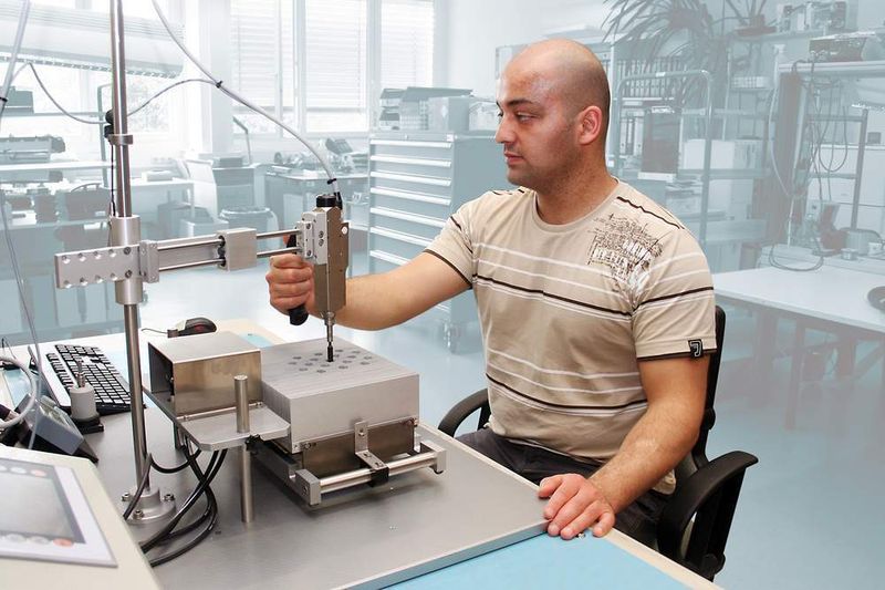 Bild 2: Um eine gleichmäßige Flächenpressung sicherzustellen, setzt Inheco zum Verschrauben der Thermal-Cycler-Baugruppen eine Mikro-Torque- Spindel ein. Bild: Atlas Copco (Archiv: Vogel Business Media)