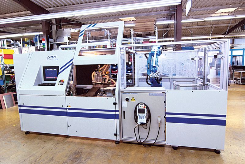 Bild 1: Die Multilayer-Besäummaschine trennt bei Leiterplatten, die aus mehreren Ebenen bestehen, die überstehende Kupferfolie ab und bereitet Ränder und Bohrungen für den nächsten Arbeitsschritt vor. (Bild: Weiss)