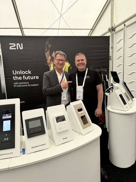 Gemeinsam die Zukunft freischalten – (v.l.) Dirk Gottschalk (Herweck) und Boris Weber (2N Telekommunikace). (Bild: Vogel IT-Medien)