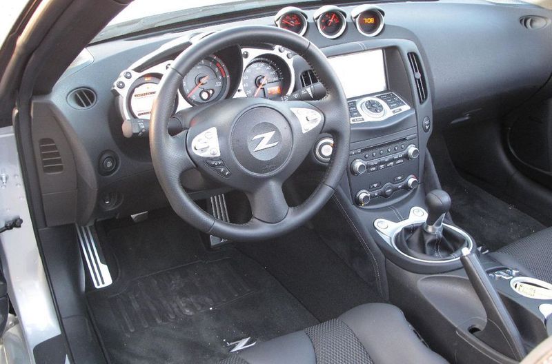 Innen ist der 370Z ein lupenreiner Sportwagen. Das zeigt schon allein der wie schon beim 350Z erneut auf der Lenksäule montierte Instrumententräger. (Archiv: Vogel Business Media)