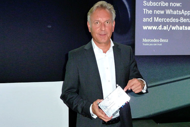 Das Herzstück des vernetzten Lkw hält Stefan Buchner, Leiter Mercedes-Benz Lkw, in Händen: die neuen FleetBoard Connectivity Platform. (Wolfgang Pester)