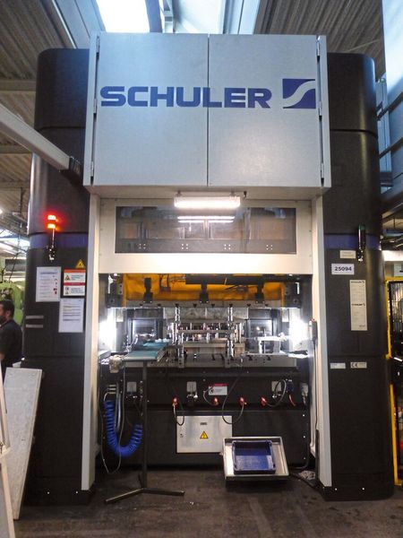 Eine Schuler-Servopresse MSD2-250-2,0x1,1-160 mit 250 t Presskraft und einer Tischgröße von 2000 mm × 1100 mm ist 2018 bei der Sixt GmbH in Magstadt eingezogen. (VCG/Finus)