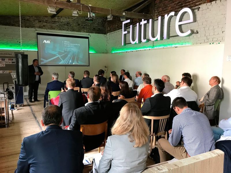 Michael Scheffler begrüßt die Anwesenden und gibt ein Update zu A10 – Gegenwart und zukünftige Entwicklungen. (A10 Networks)