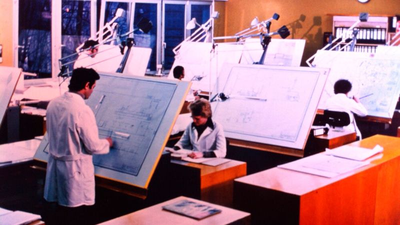 So sahen Entwicklungs- bzw. Konstruktionsbüros vor einem halben Jahrhundert aus. Noch erledigten die Arbeit Menschen an großen Zeichentischen und nicht CAD-Programme. (Bild: Textar)