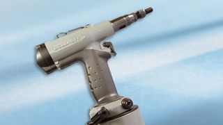 Das pneumatisch-hydraulisches Setzwerkzeug Rivkle P3007 eignet sich zur Verarbeitung von Rivkle Blindnietmuttern. (Bild: Böllhoff)