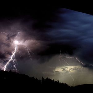 Blitze und Überspannung bedeuten für Windräder höchste Gefahr. Sichtbare Schäden am Körper der Anlagen sind zwar selten, Störungen der Elektrik und Steuerung können die komplexen Kraftwerke aber ebenfalls lahm legen. 