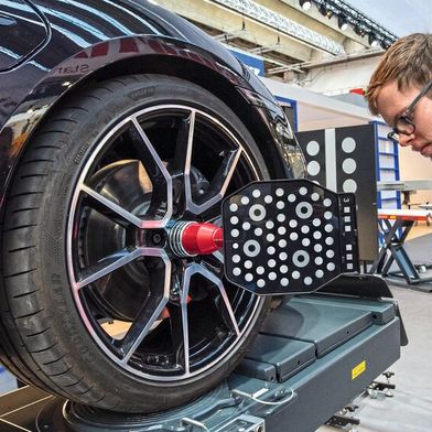 Ob jedem Interessenten bei jedem Werkstattausrüster bewusst ist, mit welcher Firmengruppe er es zu tun hat? Im Bild ein Fahrwerkmesssystem von Beissbarth. Das Unternehmen gehört seit gut zwei Jahren zur Stertil Group. (Bild: Messe Frankfurt/Petra Welzel)