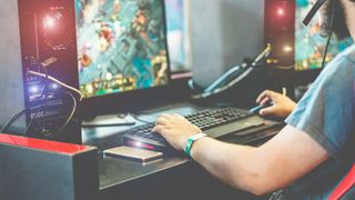 young-streamer-gamer-playing-at-e-sports-competition-male-guy-having-fun-gaming-and-streaming-online-new-technology-game-trends-and-entertainment-concept-focus-on-smartphone-stockpack-adobe-stock-scaled (Quelle: DisobeyArt - Adobe Stock)