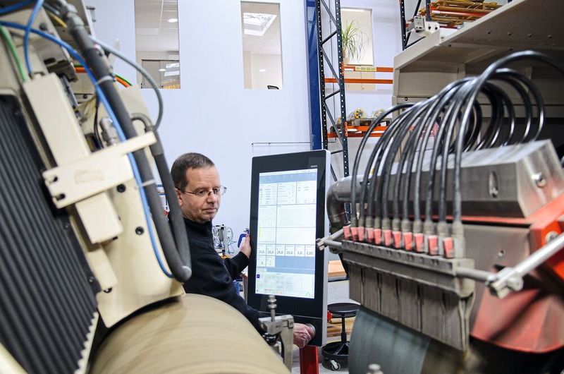 Insbesondre beim Einrichten der Spitzenlossschleifmaschinen schätzt das Personal die jeweils auf Funktionen bezogene Anzeige und Bedienerführung über den Touchscreen.  (Bild: Keba)