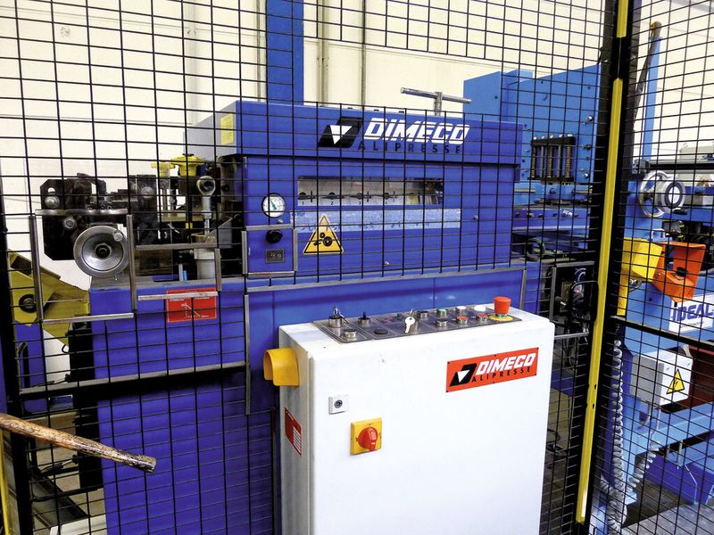 Zwischen Abwickelhaspel und die Schweißmaschine ist eine Universal-Richtanlage mit elf Rollen geschaltet, die von Dimeco beigestellt wurde. (Bild: Kuhn)