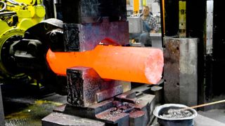 Das Gesenkschmieden ist eine relativ alte Umformtechnik. Doch das Umrüsten ist mit Zeitaufwand und Beschädigungsgefahr für die Gesenke verbunden. Das haben Forscher vom Fraunhofer-IWU aus Chemnitz nebst Partnern nun optimiert. (Bild: Blacksmith Jack)