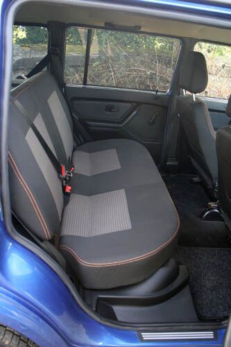 Kopfstützen gibt es für Hinterbänkler auch gegen Aufpreis nicht. Dafür aber jede Menge Kniefreiheit. (Bild: Ampnet)