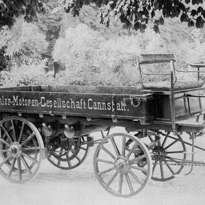 Mit ungefähr sechs Litern pro 100 Kilometer – in der damaligen Terminologie hieß das „0,4 Kilogramm pro PS und Stunde“ – transportiert der rund eine Tonne schwere erste Lkw der Welt genau so viel Last.(Bild:  Daimler Truck AG)