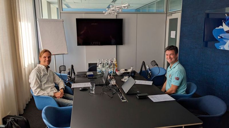 „Jedes Unternehmen hat einen anderen Startpunkt, Herausforderungen und Ziele“ – : Dr. Ricard Petranovic, Spezialist für CO2-Footprint-Solutions, ABB (rechts) im PROCESS-GreenTEC-Gespräch. (Bild: PROCESS / Ernhofer)