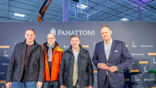 Richtfest im größten deutschen Panattoni-Park bei Berlin! Von links: Jürgen Wilscher (Panattoni), Andreas Czekalla (Deutsche Post DHL Real Estate Deutschland GmbH), Klaus Rocher (Bürgermeister Gemeinde Rangsdorf) und Marcel Merten (Mounting Systems GmbH). (Bild: Panattoni)