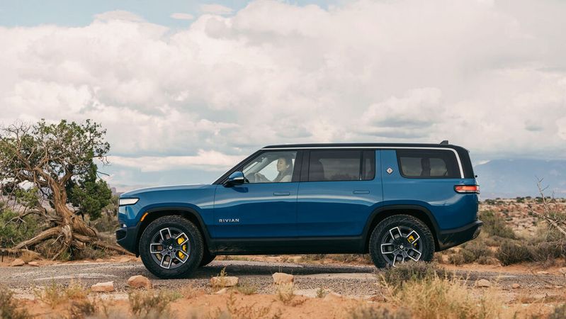 Der 5,51 Meter lange Rivian R1T hat vier Motoren, deren Leistung sich auf rund 835 PS summiert. Der 5,51 Meter lange Rivian R1T hat vier Motoren, deren Leistung sich auf rund 835 PS summiert.
