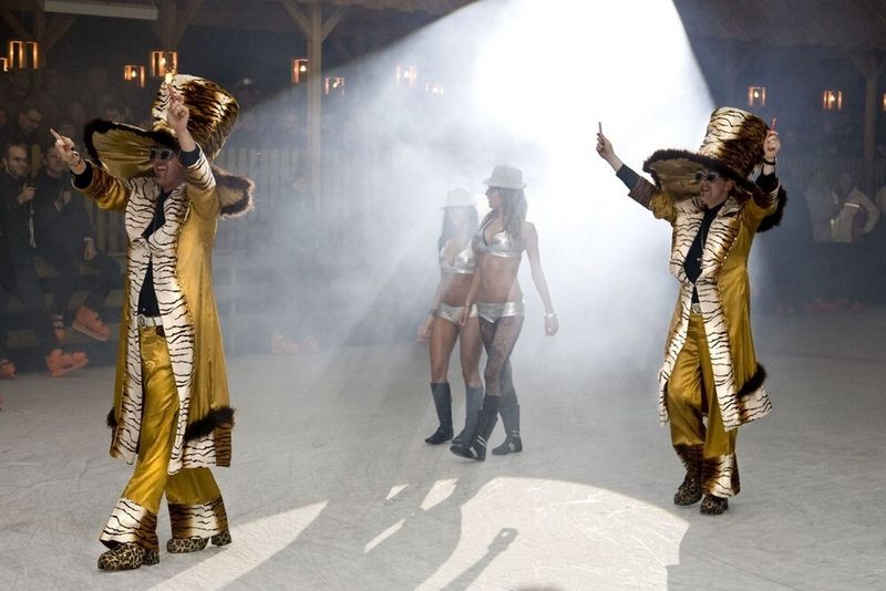 Die »Glamrock Brothers« eröffneten mit ihrer Show die Disco-Nacht. (Archiv: Vogel Business Media)