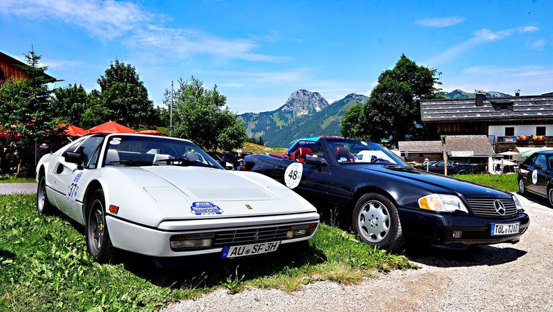 Die Besatzungen sind beim Essen: Ferrari 328 GTA von 1986 sowie Mercedes 300 SL des Jahres 1993. (Bild: Zietz – VCG)