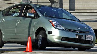 Ein von Google modifiziertes fahrerloses Serienauto dreht seine Runden auf einer Teststrecke. (Bild: Steve Jurvetson/Creative Commons Share Alike 2.0)