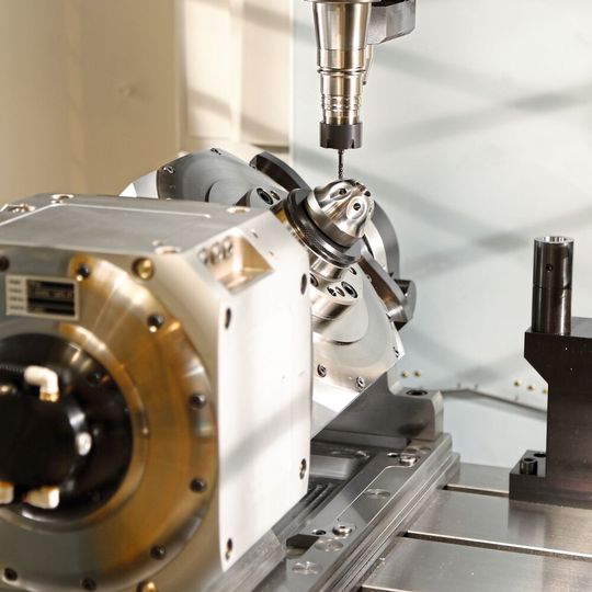 Blick in den Bearbeitungsraum des Fanuc-BAZ, hier eine Fräsoperation an einem typischen Bauteil für Fräs- und Drehoperationen. Blick in den Bearbeitungsraum des Fanuc-BAZ, hier eine Fräsoperation an einem typischen Bauteil für Fräs- und Drehoperationen.