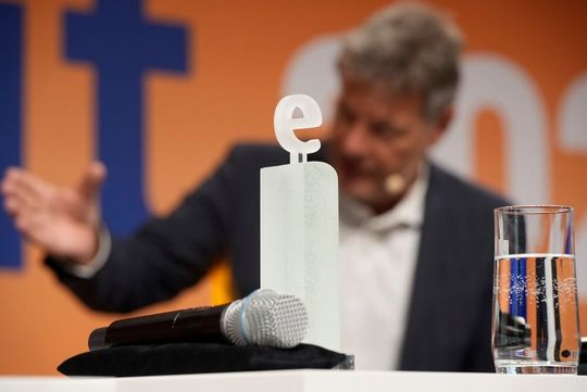 Wer für 2026 die Trophäe des Elektrifying Ideas Award des ZVEI mit nach Hause nehmen darf, entscheidet sich am 20. Mai in Berlin. Fest stehen bis jetzt schon die drei Nominierten ...(Bild:  ZVEI / Mark Bollhorst)