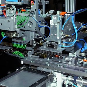 Bild 2: In Millionen Stück werden die Lautsprecher im Miniaturformat mit filigraner Technik montiert.