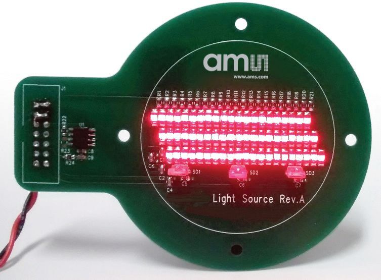 Lichtquelle für Halbleitertests: Für den Test von Lichtsensoren hat ams eine Lichtquelle aus einem LED-Array entwickelt. Auf der linken Seite befindet sich ein EEPROM, um die Lichtquelle zu erkennen und zu Kalibrierung. Die verwendeten roten LEDs haben ein Spektrum von 635 nm.
