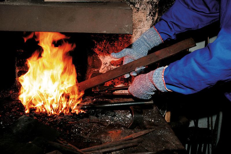 Bild 3: Hitzeschutzhandschuh mit zusätzlichem Schnittschutz Thermoplus. Hier zählt neben der Einsatztemperatur auch die Einsatzdauer.  (Bild: KCL)