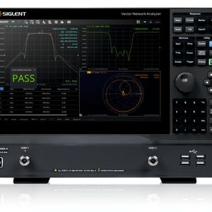 Mit der Einführung der speziell für den europäischen Markt verfügbaren 3-GHz- und 6,5-GHz-Varianten der Serie SNA5000X-E stellt Siglent eine kompakte sowie wirtschaftliche Lösung für die in Embedded- und Industrieanwendungen typischen Frequenzbereiche bereit.(Bild:  Siglent)