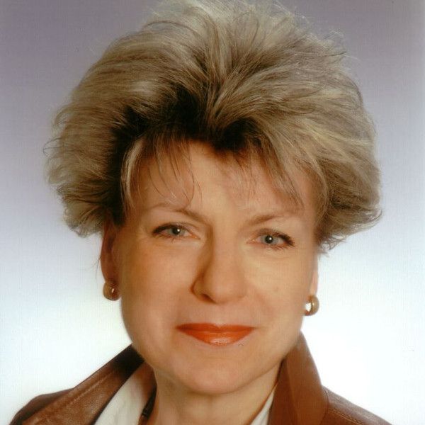 Prof. Dr. Ulrike Stopka, Professorin für Kommunikationswirtschaft an der TU Dresden: „Die Herausforderung für den Durchbruch von Elektromobilität liegt in einer flächendeckend verfügbaren schnellen Ladeinfrastruktur. Um den Marktdurchbruch zu erreichen, reicht es nicht allein aus, dass schnelles Laden technisch möglich ist. Wir müssen auch neuartige Geschäftsmodelle für den gewinnbringenden Betrieb der Ladeinfrastruktur entwickeln, um diese neue Technologie in die Fläche zu tragen.“ (Bild: TU Dresden)