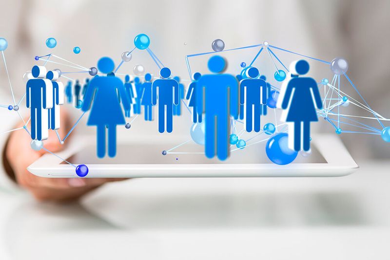 Die Digitalisierung nimmt nicht automatisch alle Menschen mit. Mit dem „Preis für digitales Miteinander“ würdigt die Initiative „Digital für alle“ daher Projekte, die das digitale Miteinander gesamtgesellschaftlich und inklusiv gestalten (vegefox.com – stock.adobe.com)