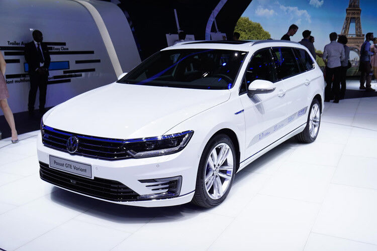Der VW Passat geht in die achte Generation. In Paris war der Mittelklasse-Wagen als Plug-in-Hybrid zu sehen. (Foto: Newspress)
