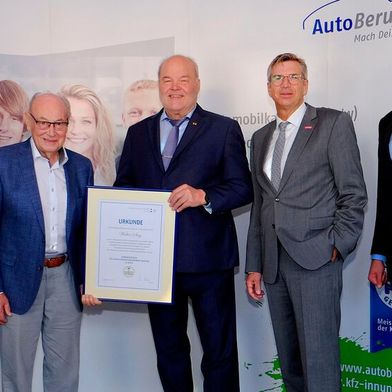 Übergabe der Goldenen Ehrennadel im Jahr 2022: (v.l.) Obermeister Roland Hoier (Innung Unterfranken), die Ehrenpräsidenten Walter Stoy und Albert Vetterl, Michael Bissert, (HWK-Präsident) und Marcus Eisner (stv. Obermeister Unterfranken). (Bild: Kfz-Gewerbe Bayern)