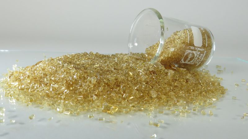 Während PEF technologisch bereits weit entwickelt ist und sich auf dem Weg in den Massenmarkt befindet, fehlt es bisher an einem Flammschutz, durch den ein breiter Einsatz im textilen Sektor ermöglicht würde. Das hat das DITF nun geändert.(Bild:  DITF)