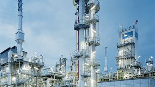 
In 1894 Linde starts with air liquefaction trials, followed by a patent for the so-called “Linde air” (a 50/50 mix of oxygen and nitrogen) in 1905. (Linde)